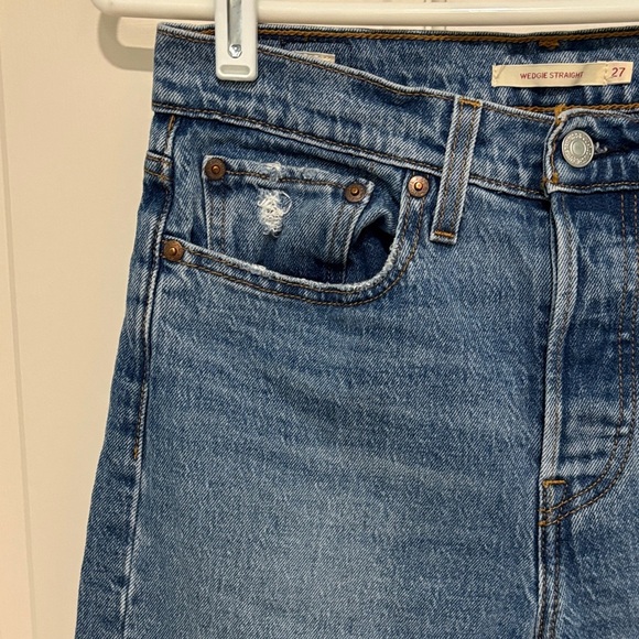 Levi's Women’s Wedgie Straight Fit Button Fly Cropped Jeans Distressed Size 27 - Picture 3 of 11
